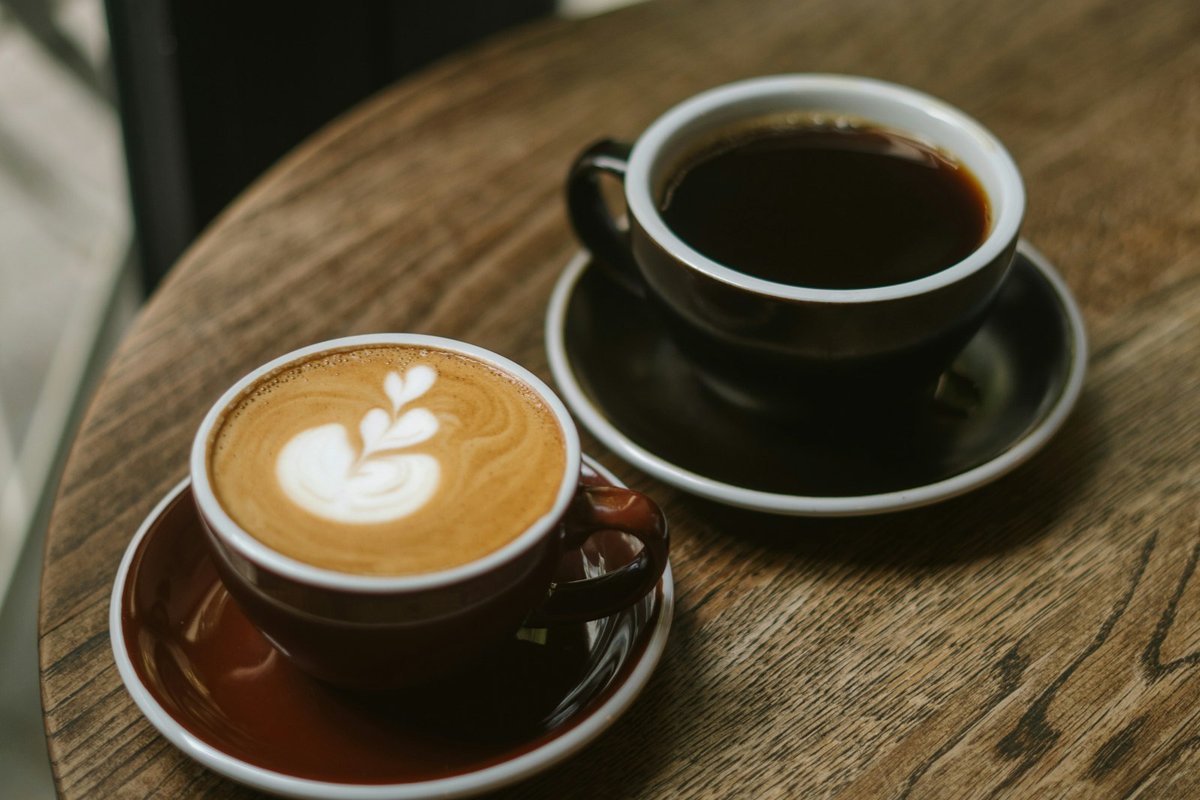 初デートのイメージ、カフェの2杯のコーヒー
